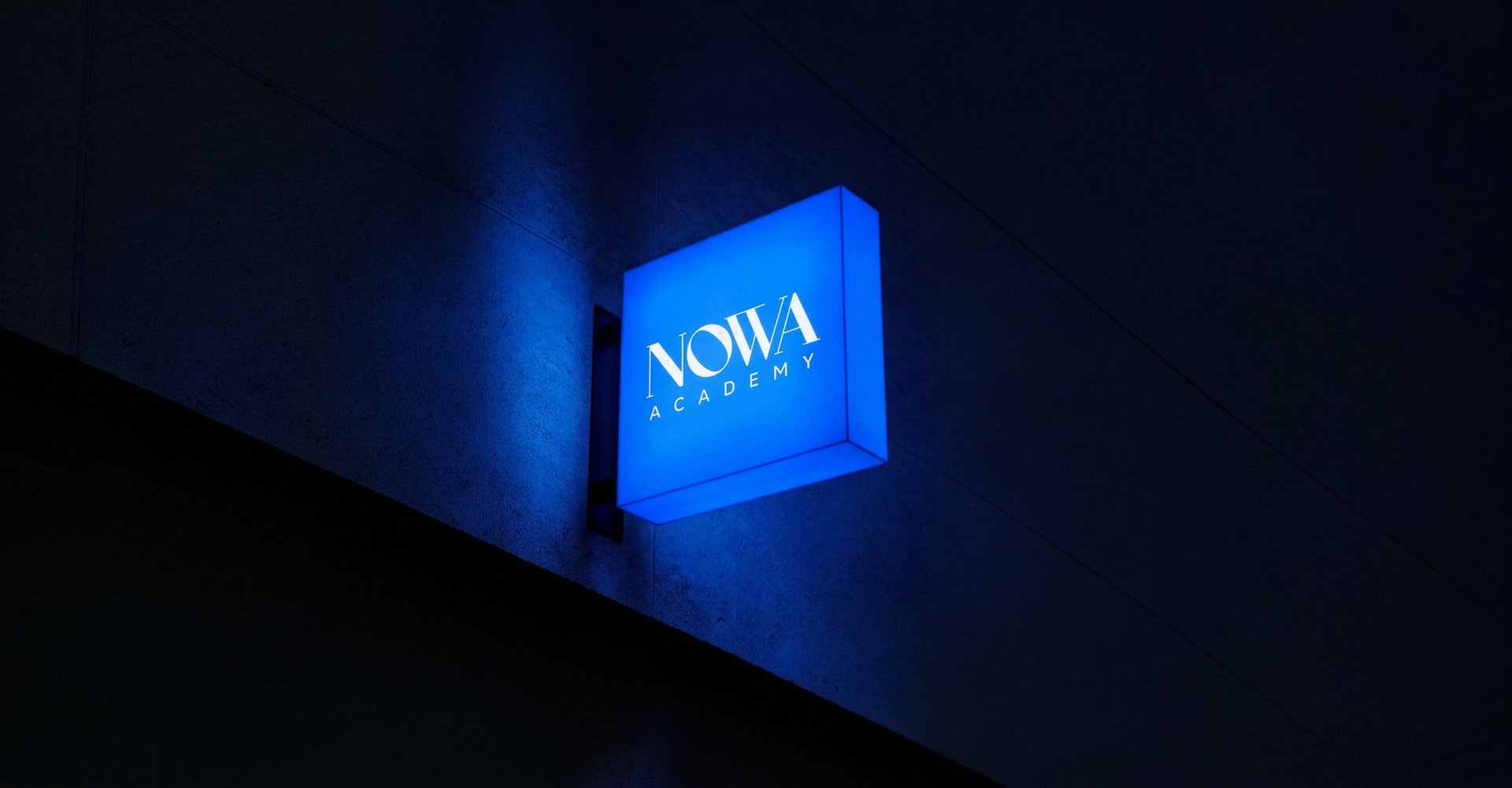Letreiro luminoso azul da Nowa Academy